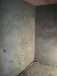 Grijs stucwerk badkamer